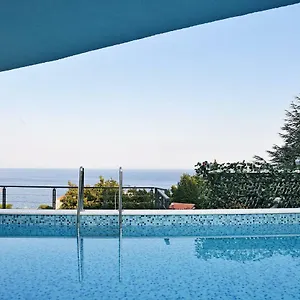  Apartment In Ziza, Rooftop Swimming Pool Kroatien